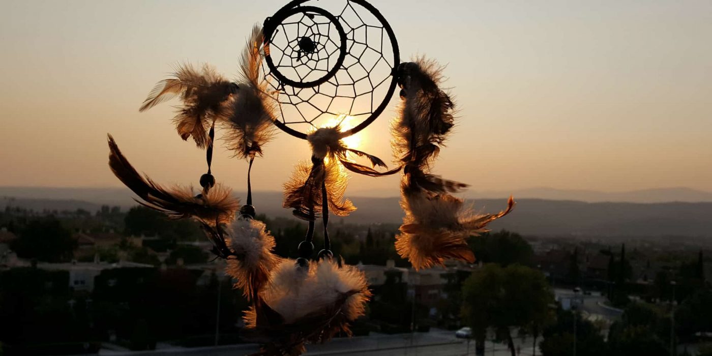 Atrapasueños de doble aro negro al atardecer